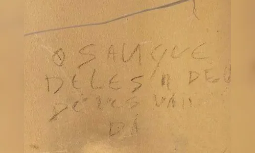 Homem mata cães e escreve em muro com sangue dos animais