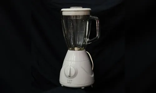 Homem usa liquidificador para agredir os pais em São Paulo