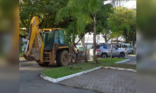 Homem usa retroescavadeira para ir receber vacina da covid