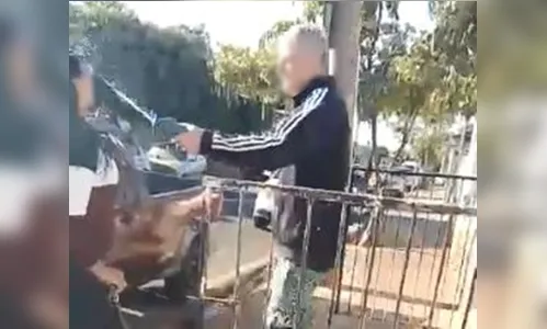 Idoso joga ácido em ex-funcionária e ameaça o filha dela