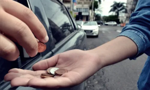 Pedintes tumultuam trânsito no semáforo em Ivaiporã