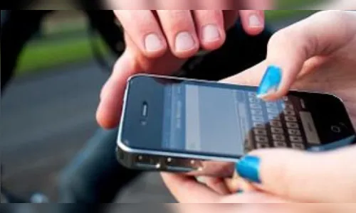 Homem furta celular em loja e é contido por populares