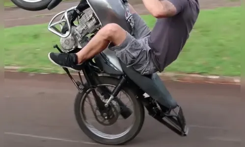 Adolescente é apreendido após empinar moto perto de parque