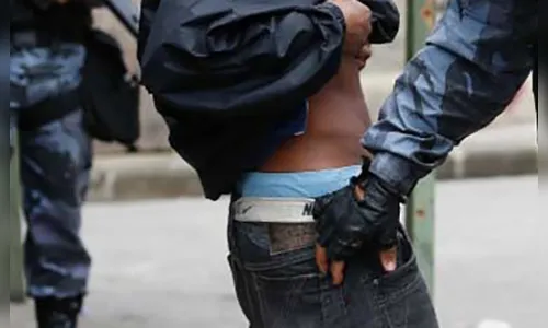 Suspeito é flagrado com droga escondida na cueca