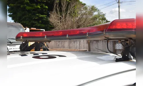 Homem é preso em flagrante furtando placa de inauguração