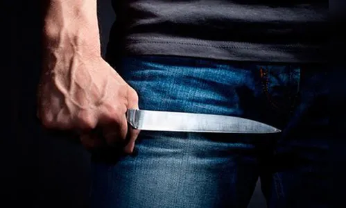 Homem é atingido com golpe de faca no pescoço