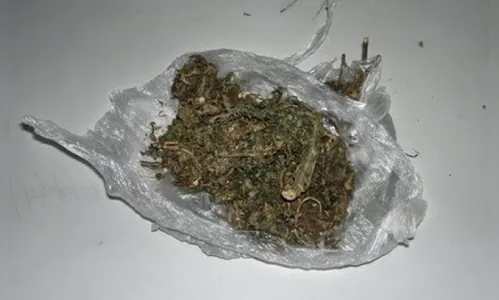 PM prende três jovens suspeitos de tráfico de drogas