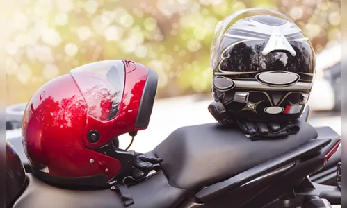 PM flagra motociclista transportando mulher sem capacete