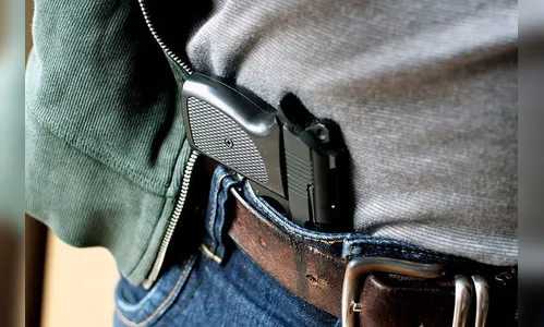 Homem é preso ao andar com pistola carregada na cintura