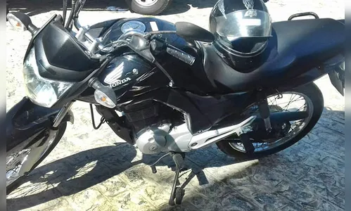 Motoqueiro tenta fugir de abordagem e bate em viatura da PM