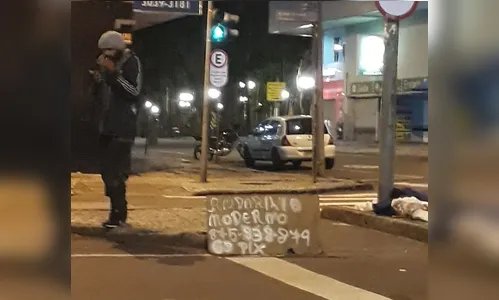 Inovação: morador de rua é flagrado pedindo Pix em semáforo