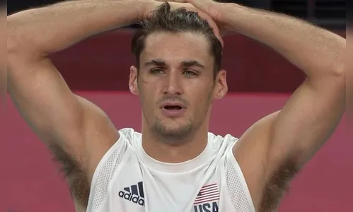 Jogador de vôlei norte-americano viraliza após foto em jogo