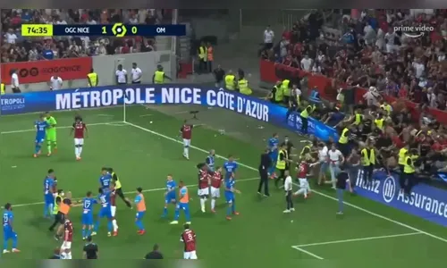 Jogo é interrompido por invasão de torcedores ao gramado