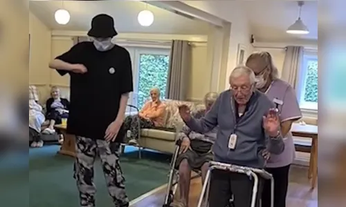 Jovem com autismo ensina idoso de 101 anos a dançar; Vídeo