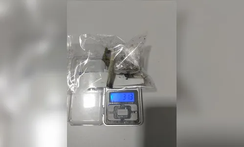 Jovem é notificado após ser pego com maconha na mochila