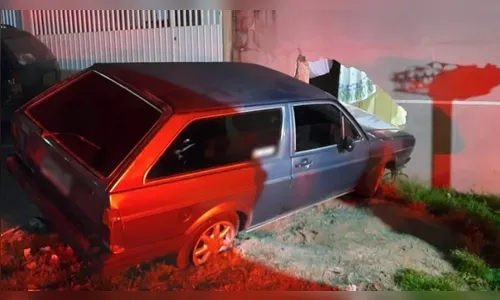 Jovem pega carro, atropela criança e derruba parede no PR