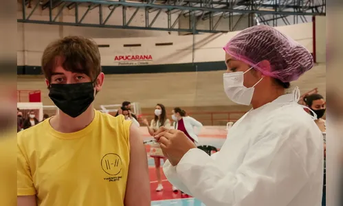 Jovens com 18 anos recebem vacina contra covid em Apucarana
