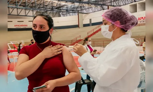 Jovens de 22 anos recebem a vacina contra covid nesta terça