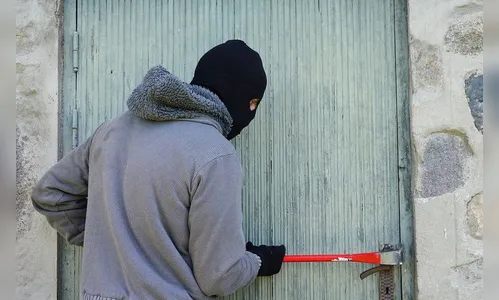Ladrões entram em casa e levam botijão, forno e TV
