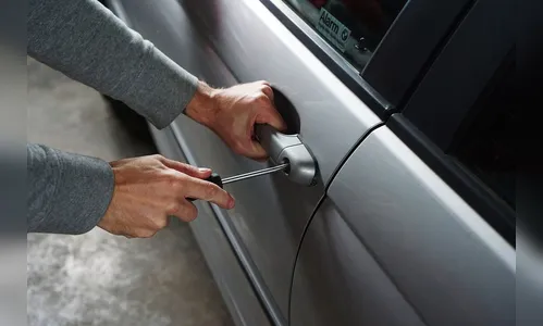 Mãe com filhos foge ao perceber tentativa de roubo de carro