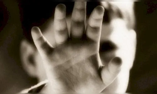 Mãe é detida após denúncia de maus-tratos contra criança