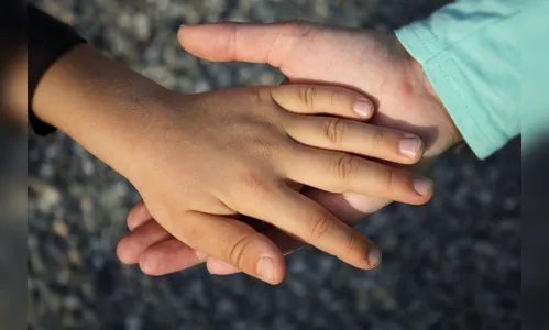 Mãe é presa por agredir filho de 8 anos com cabo de vassoura