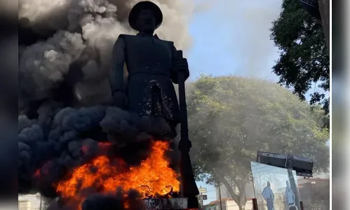 Manifestantes presos por incendiar estátua são soltos em SP