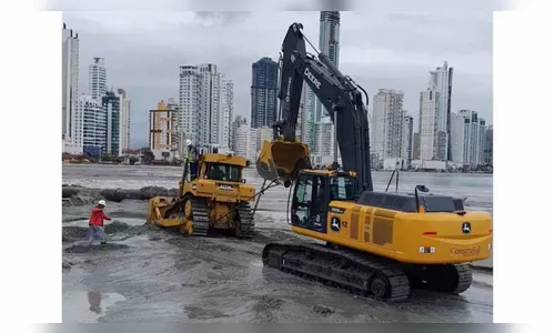 Máquina é ‘engolida’ pela areia durante obra de alargamento