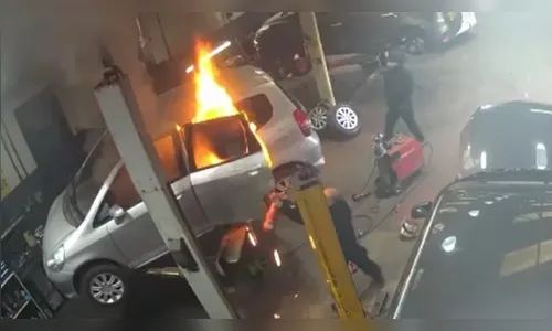Mecânico não percebe e incendeia carro durante reparo; Vídeo