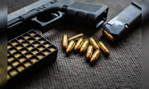 Menina brinca com arma e morre ao levar tiro acidental
