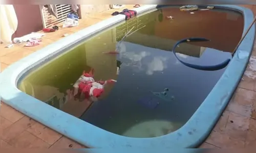 Menino de 2 anos morre afogado após cair em piscina