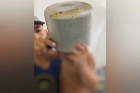 Menino de 2 anos prende cabeça em panela de pressão