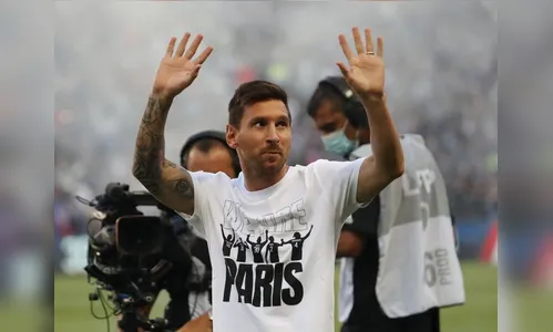 Messi é apresentado à torcida do PSG no Parque dos Príncipes