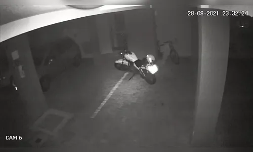 Moto 'fantasma' anda sozinha e bate em carro no PR; veja