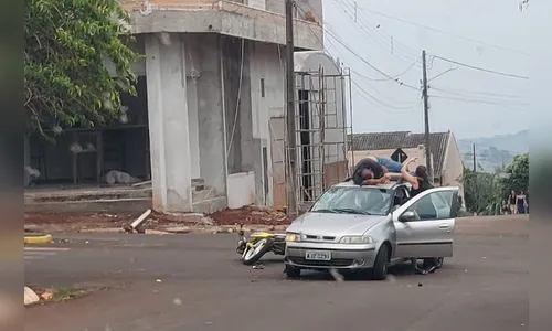 Motociclista para em teto de carro após acidente