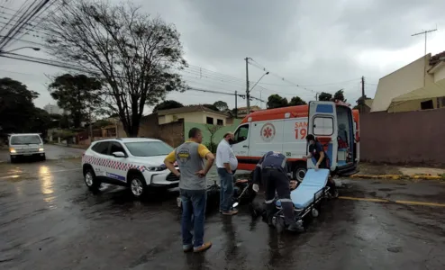 Motociclista sofre ferimentos após colisão com táxi