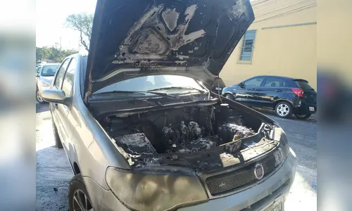 Motor de carro pega fogo em Apucarana