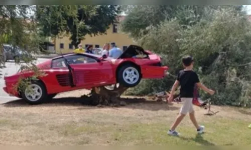 Motorista bate Ferrari durante gravação de vídeo