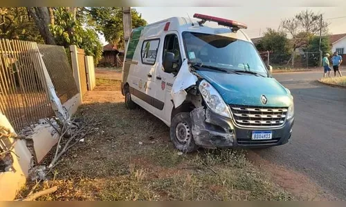 Motorista bêbado bate ambulância em muro e é preso