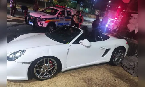 Motorista capota carro de luxo avaliado em R$ 400 mil