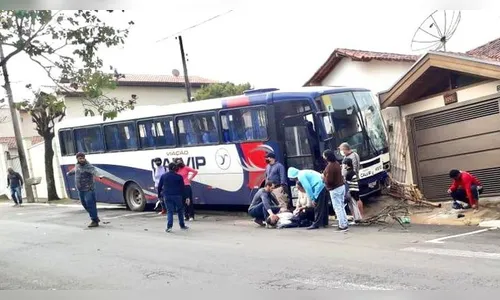 Motorista de ônibus passa mal e passageiro assume a direção