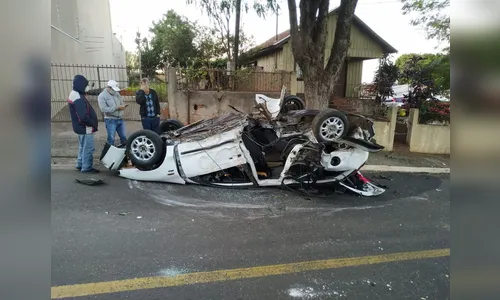 Motorista embriagado bate carro em árvore e capota