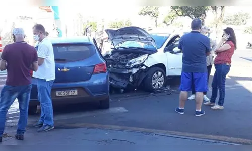 Motorista fura o sinal e deixa duas pessoas feridas no PR