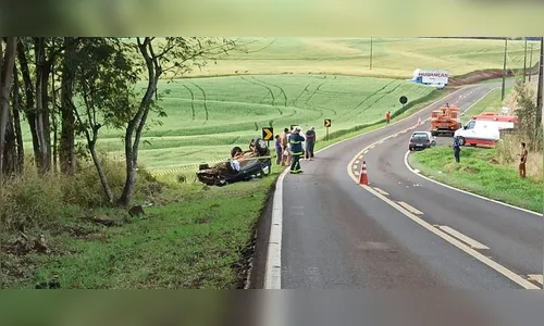 Motorista morre após carro bater em árvore na PR-474