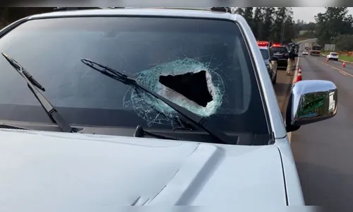 Motorista morre após ser atingido por peça de caminhão no PR