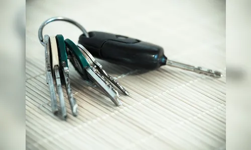 Mulher atropela ciclistas e foge, mas placa cai no local