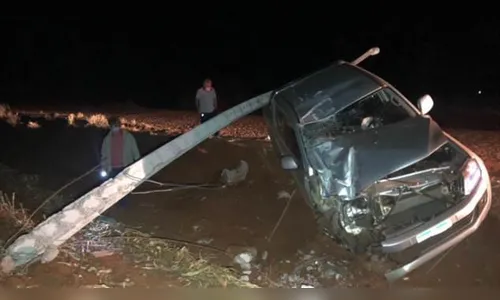 Mulher colide contra poste e agride socorrista