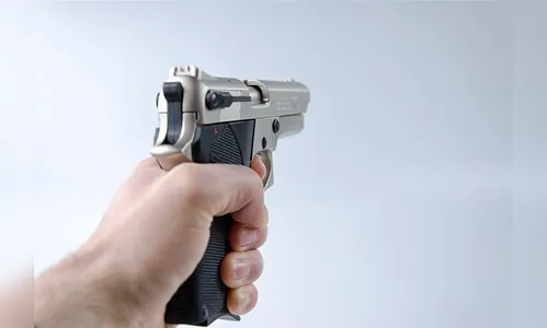 Mulher é assaltada e pede ajuda em posto de combustíveis