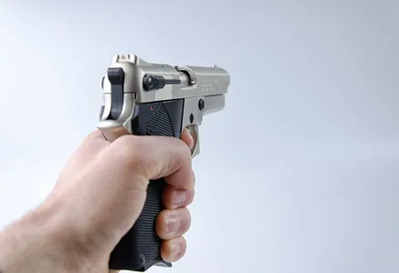 Mulher é assaltada e pede ajuda em posto de combustíveis