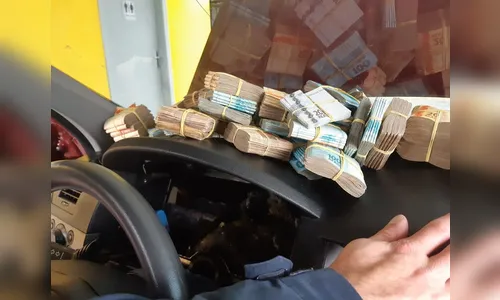 Mulher é detida com mais de R$ 540 mil dentro de carro do PR